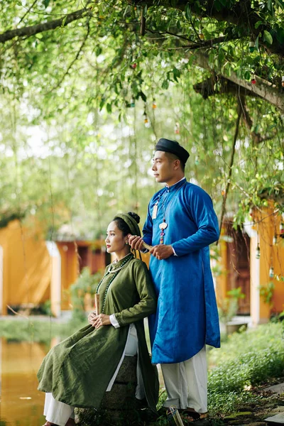 Düşünceli Vietnamlı Çift — Stok fotoğraf