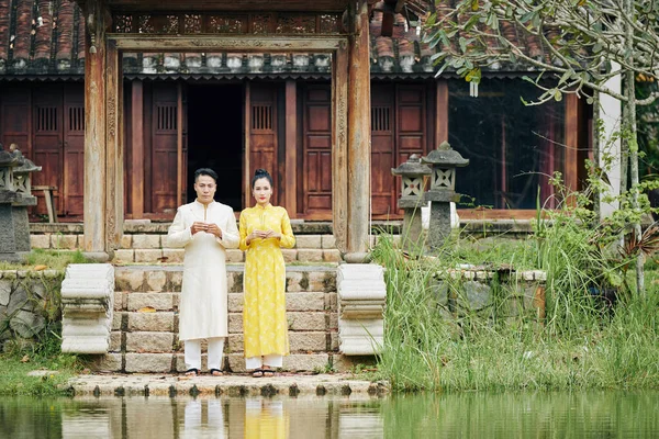 Net getrouwd jong Vietnamees paar — Stockfoto