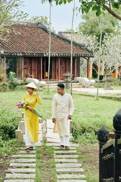 新婚越南人夫妇 — 图库照片