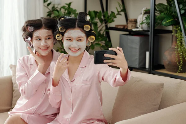 Joyeuses filles prenant Selfie avec masque d'argile sur — Photo