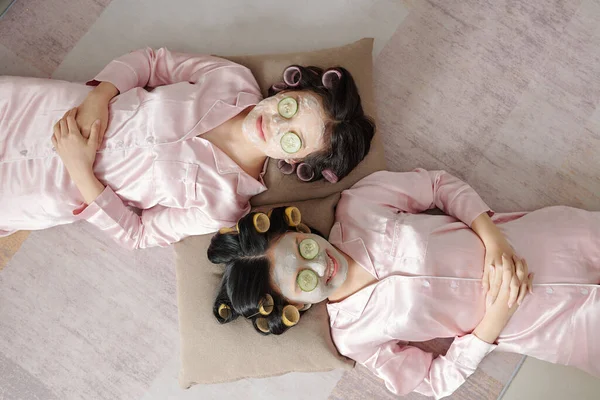 Amigos relajándose con mascarilla en la cara — Foto de Stock