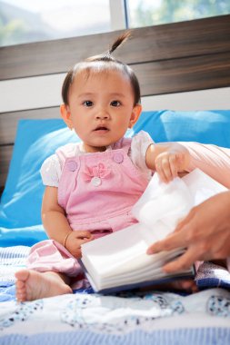 Küçük Kız Kitapla Oynuyor