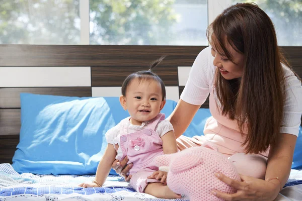 Mãe brincando com a filha — Fotografia de Stock