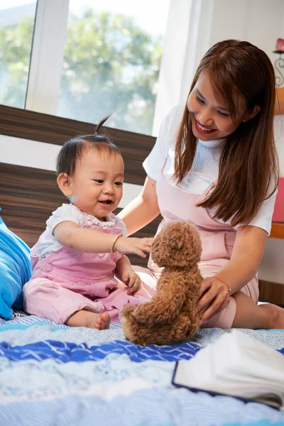 Menina animado para jogar com brinquedo — Fotografia de Stock