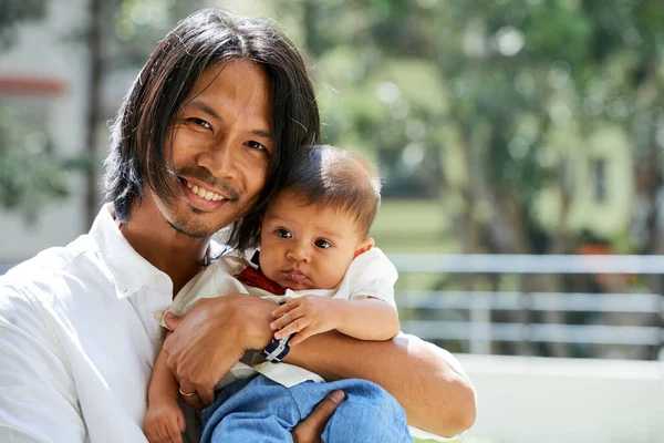 Mann hält süßen Jungen in der Hand — Stockfoto