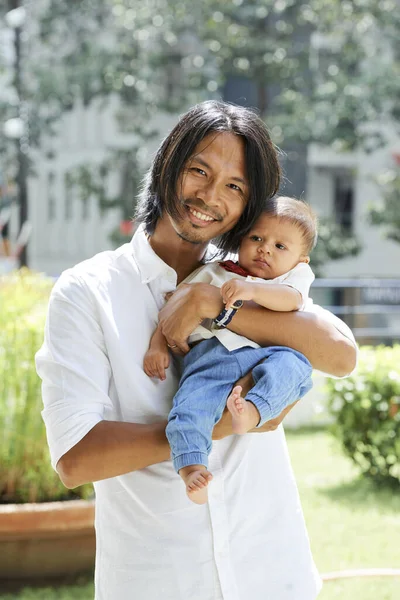 Schöner Mann trägt kleines Baby — Stockfoto