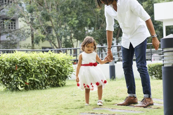 Vater zu Fuß mit Tochter — Stockfoto