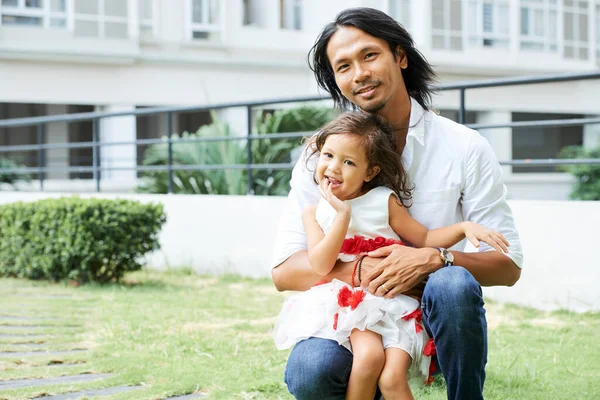 Glücklicher Vater und kleine Tochter — Stockfoto