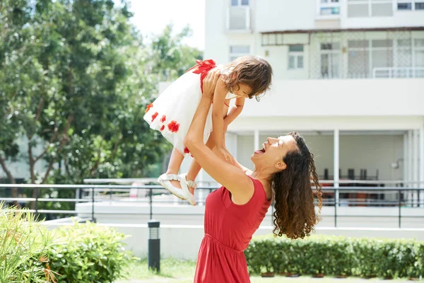 Vreugdevolle moeder en dochtertje — Stockfoto