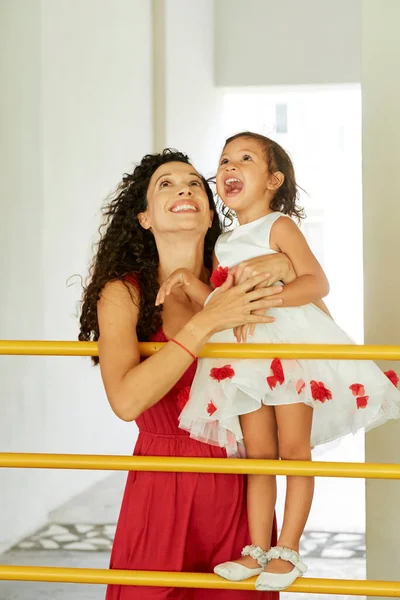 Emocionada madre e hija pequeña —  Fotos de Stock