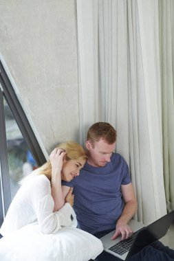 Çift Kucaklaşma ve İzleme Şovu