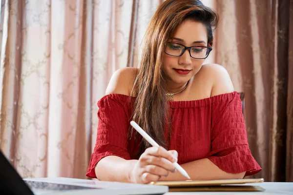 Mujer corrigiendo el documento en la computadora de la tableta —  Fotos de Stock