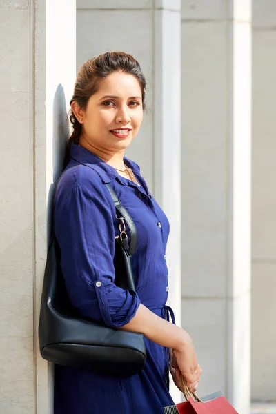 Hermosa mujer sonriente elegante —  Fotos de Stock