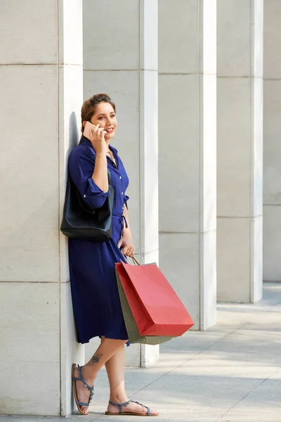 Mujer atractiva con bolsas de compras —  Fotos de Stock