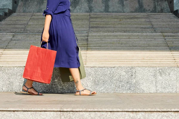 Volver a casa después de ir de compras en el centro comercial —  Fotos de Stock