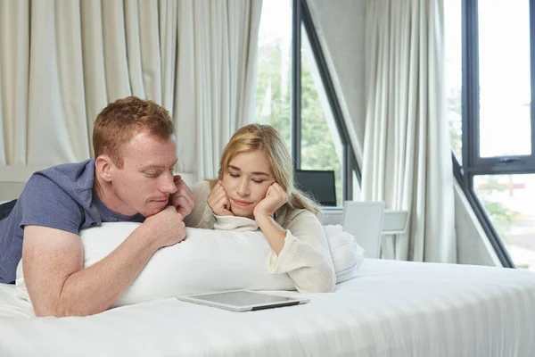 Casal assistindo Show Episódio — Fotografia de Stock