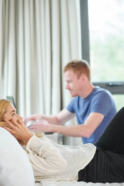 Giovane donna che parla al telefono — Foto Stock