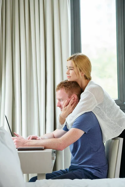 Jonge vrouw die haar vriendje steunt — Stockfoto