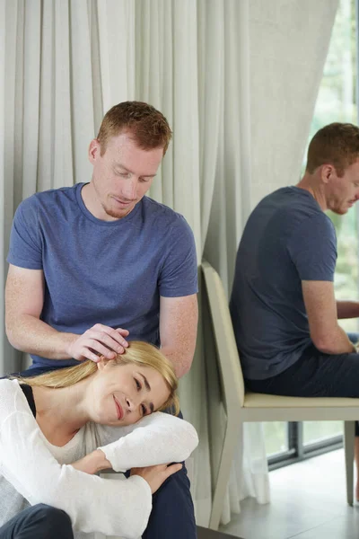 Homme donnant relaxant massage de la tête à la copine — Photo