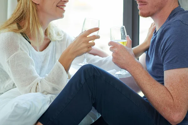 Pár zamilovaný pije šampaňské — Stock fotografie