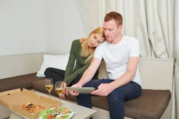 Paar isst zu Hause zu Abend — Stockfoto