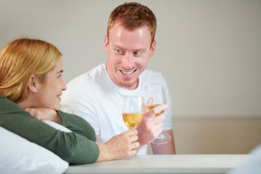 Çakışan Şampanya Kadehleri