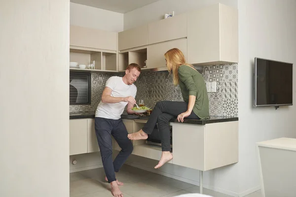 Cena de cocina en pareja — Foto de Stock