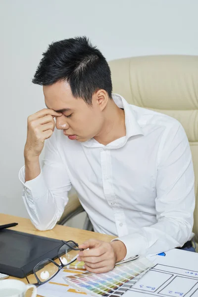 UI Ontwerper lijdt aan migraine — Stockfoto
