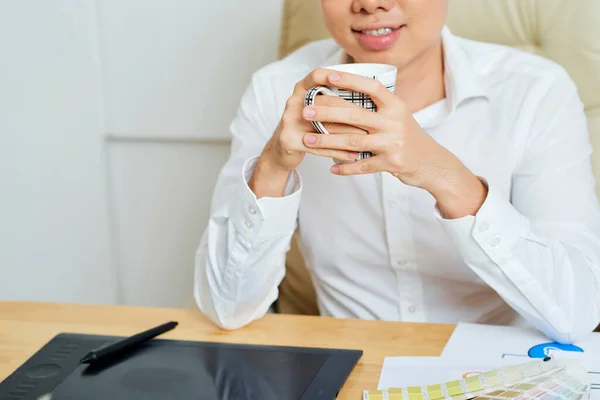 UI Designer Drinking Cup of Coffee — Stock Photo, Image