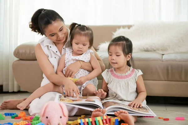 Moeder toont foto 's aan kinderen — Stockfoto