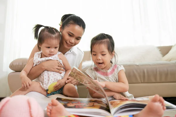 Mãe e Filhas Olhando para Fotos — Fotografia de Stock