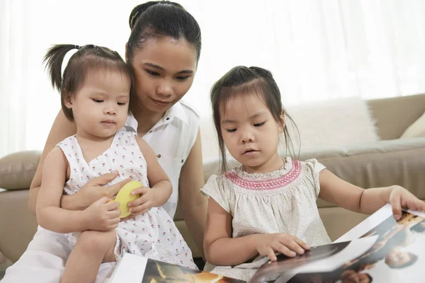 Las niñas y la madre mirando fotos —  Fotos de Stock