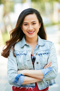 Neşeli Kendine Güvenen Genç Kadın