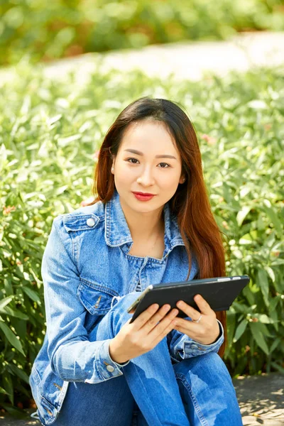 Jolie étudiante avec tablette numérique — Photo