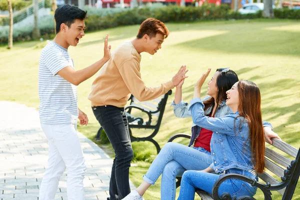 Estudiantes felices de volver a la escuela — Foto de Stock