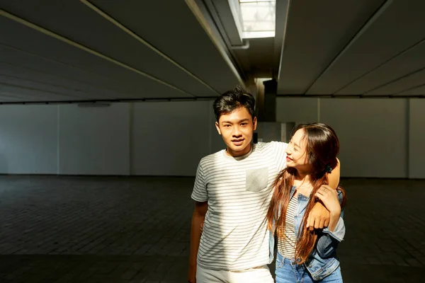 Glückliches junges vietnamesisches Paar — Stockfoto