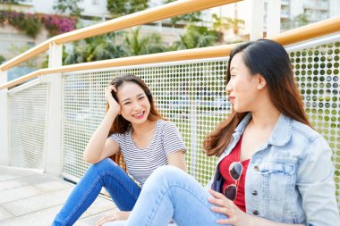 Arkadaşla Zaman Geçiren Kadın