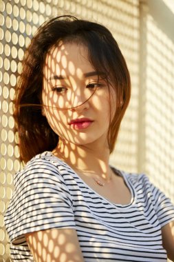 dalgın genç güzel kadın