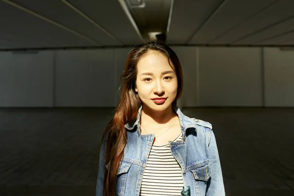 Hübsche junge asiatische Frau — Stockfoto