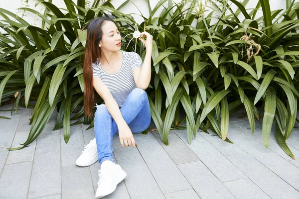 Mujer disfrutando la belleza de la flor —  Fotos de Stock