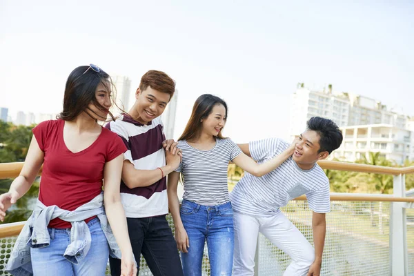 Joven pareja tener divertido — Foto de Stock