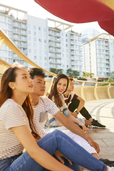 Mujer pasar tiempo con el mejor amigo — Foto de Stock