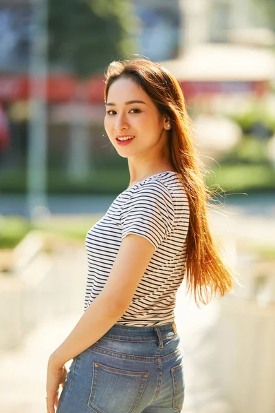Jonge vrouw lacht naar camera — Stockfoto