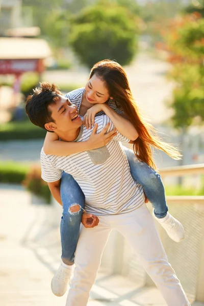 Jovem asiático casal no amor — Fotografia de Stock