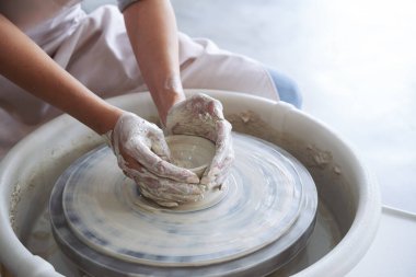 Clay Dish 'i modelleyen kadın.