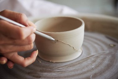 Potter Kurdele Aracı Kullanıyor