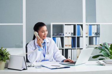 Pratisyen telefonda konuşuyor.