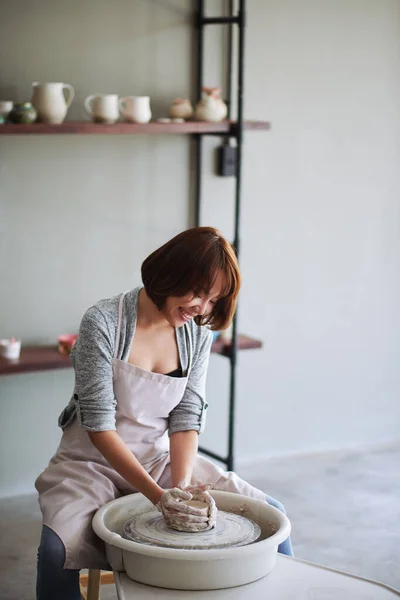 Kobieta produkująca wazon Clay — Zdjęcie stockowe