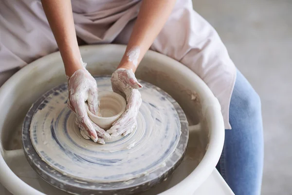 Vrouw die werkt op aardewerk wiel — Stockfoto