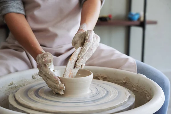 Potter przy użyciu drewnianego żebra — Zdjęcie stockowe